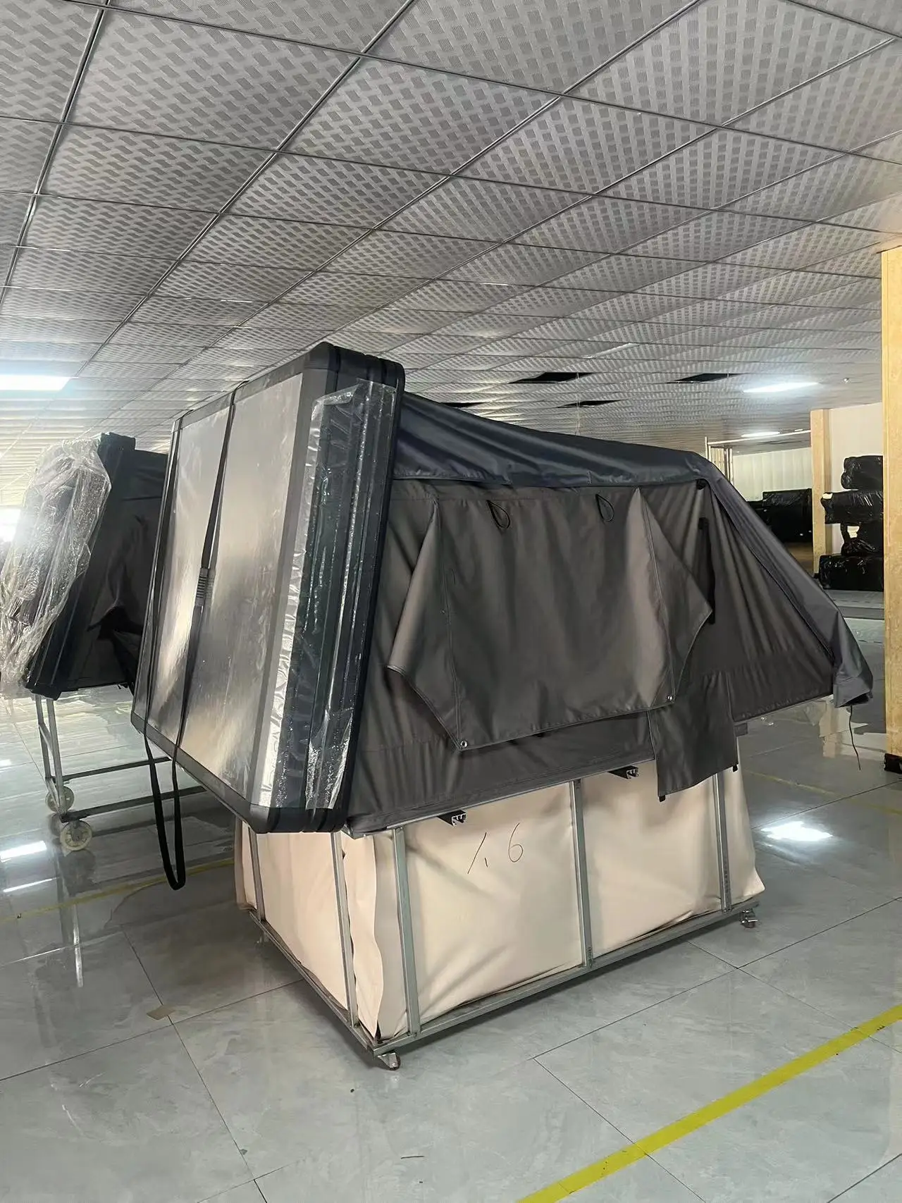 Side Open Hard Shell Roof Top Tent for 4x4 Off-Road SUV Van with Waterproof 2000-3000 Mm and 3-4 Person Capacity
