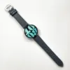 Boucle argentée, bracelet bleu nuit.