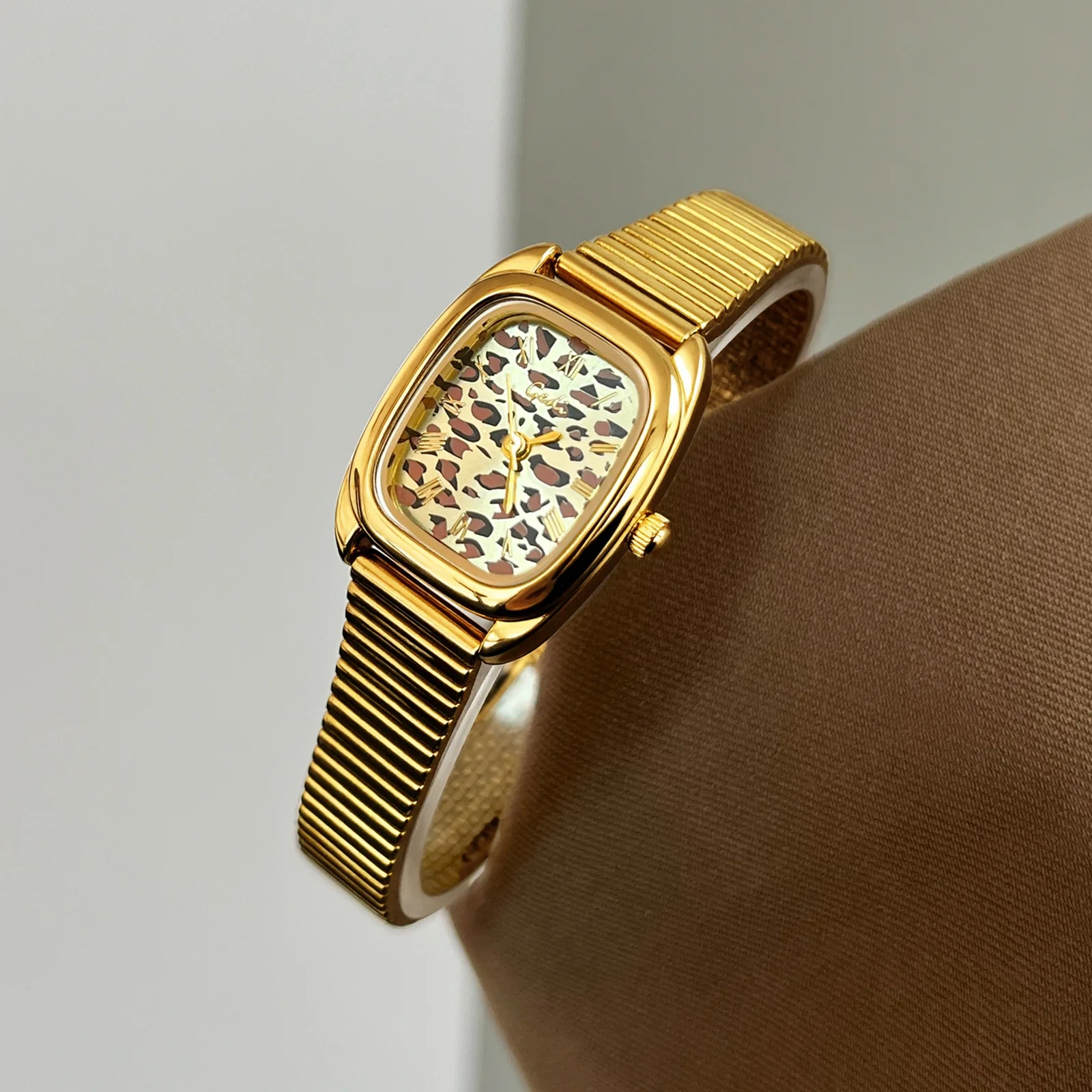 Vintage Quartz Women's Watch OM-360894