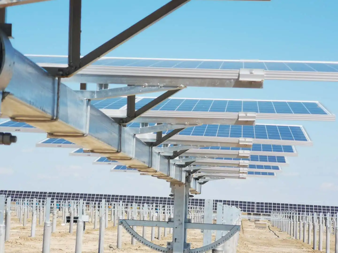 Плоская одноосная солнечная система слежения с наклонным солнечным модулем, длинная одноосная солнечная система слежения