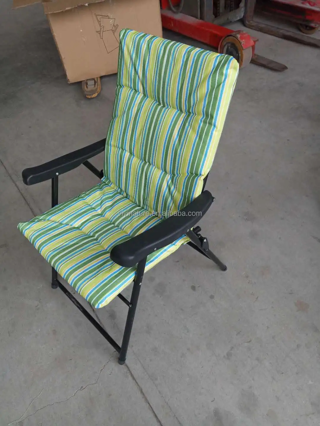 folding chair with seat cushion for