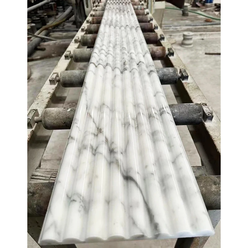 Możliwy do dostosowania naturalny biały marmur w formie falistych płyt, polerowany z wyjątkowym wzorem do dekoracji ścian wewnątrz pomieszczeń