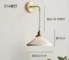 Lámpara de pared retro de cerámica con un solo cabezal y portalámparas E14.