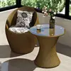 Una mesa y una silla (dorada)