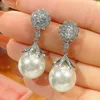 Pendientes de perlas blancas