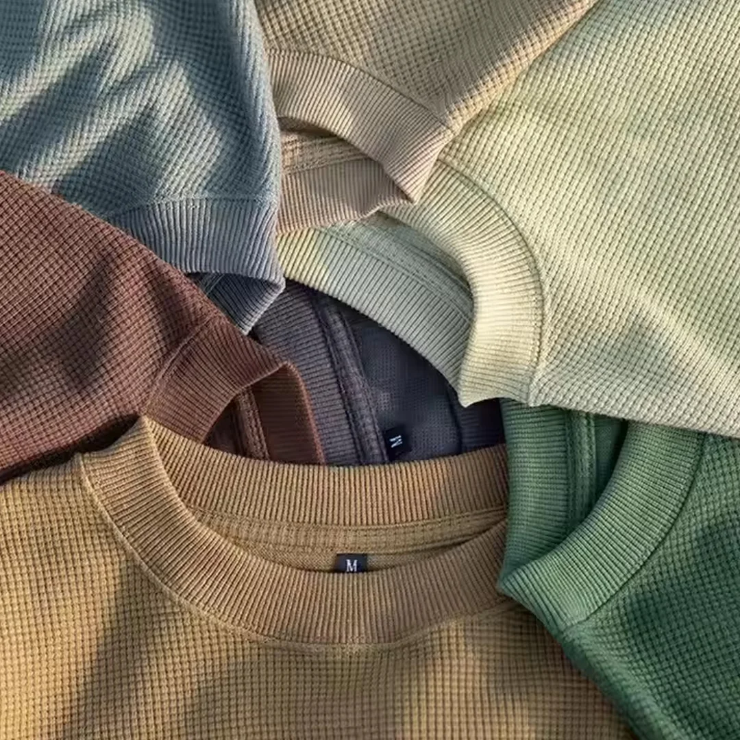 Mans termiese langmou-T-hemp met wafelbrei-rondbuisnek, anti-kreukel, anti-krimp, anti-bolletjies, los pasvorm met logo-motief