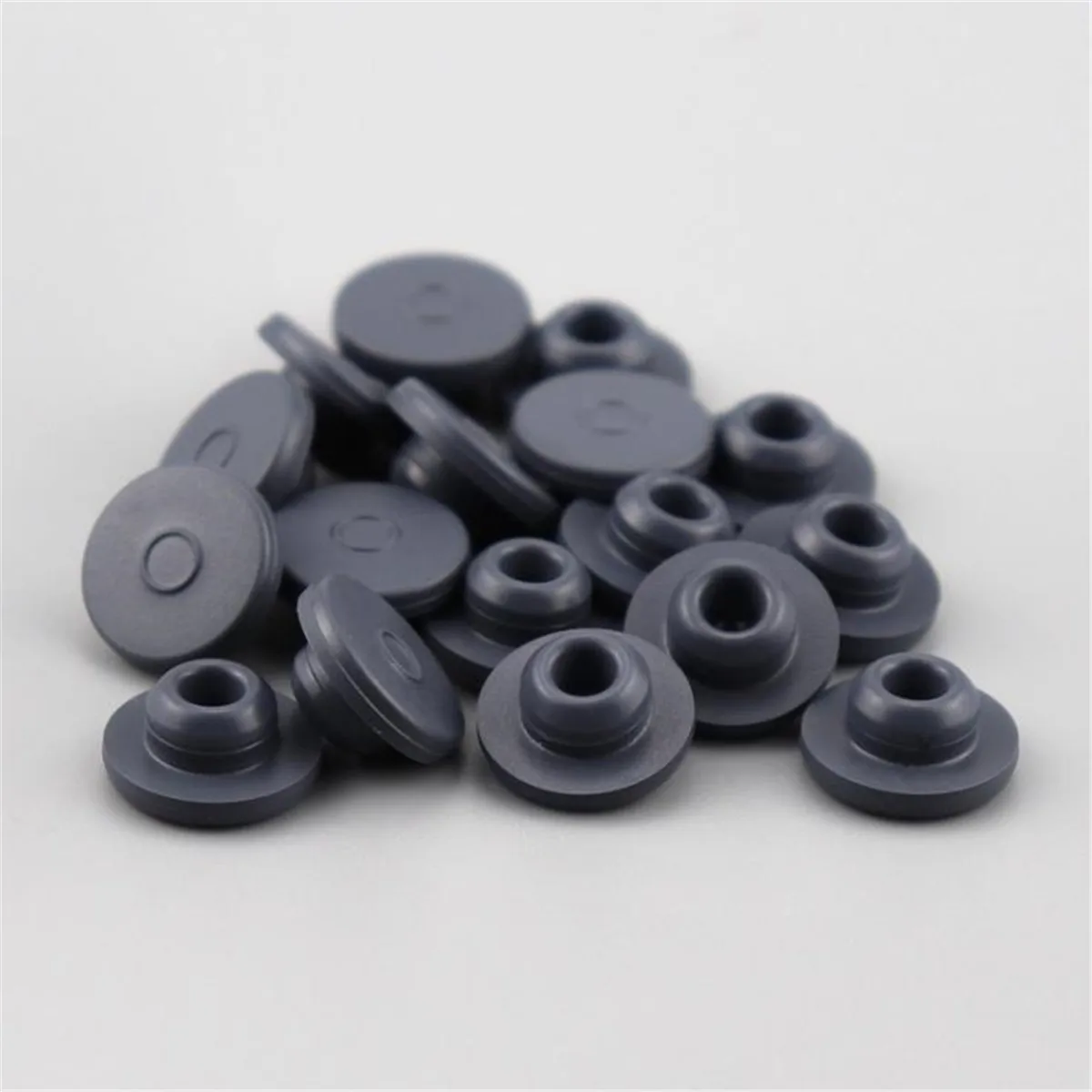 Серые Плоские Т-образные пробки из бутилкаучука, Самовосстанавливающиеся инъекционные порты для инокуляции для открытия 13 мм