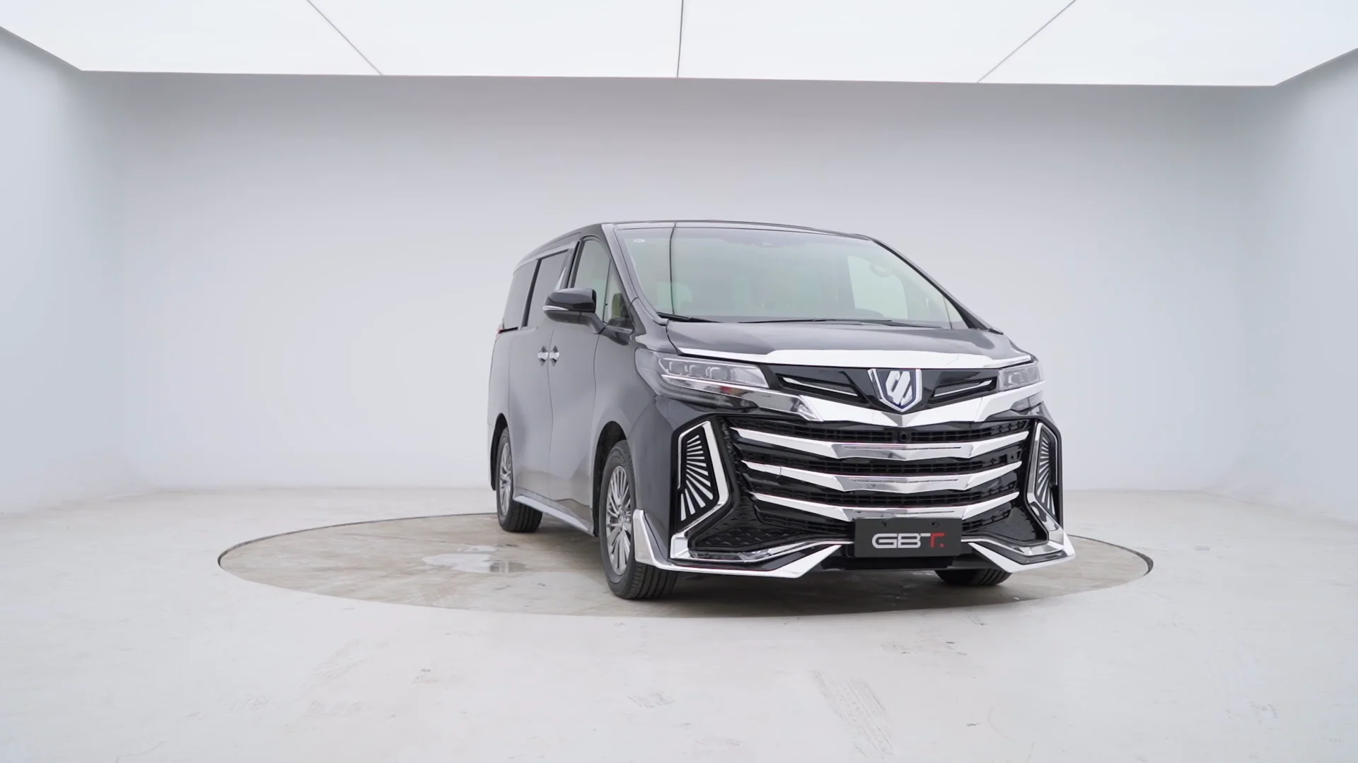 Toyota Alphard Black: Kemewahan yang Tertutupi Keanggunan