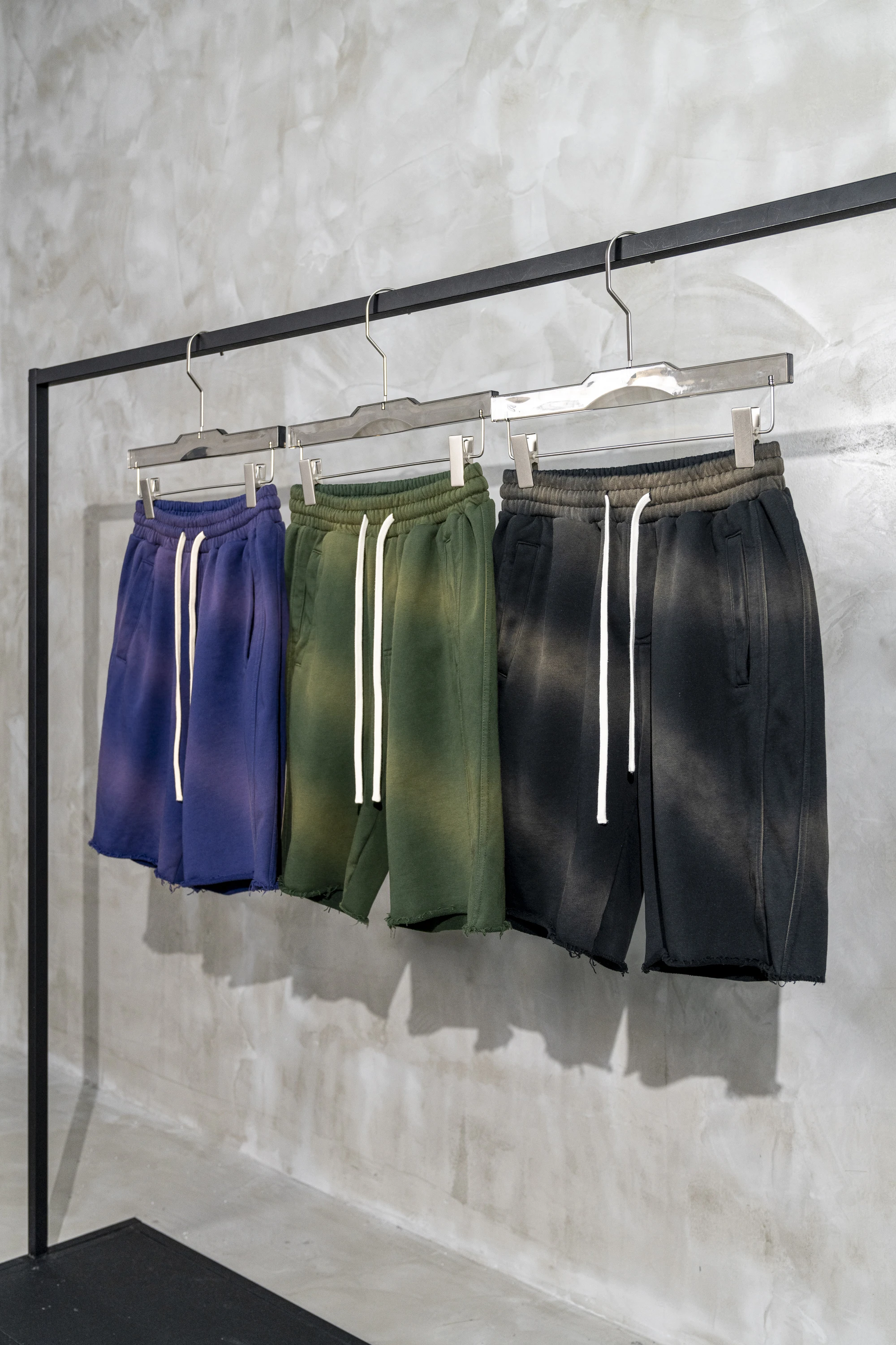 Benutzerdefinierte Herren Vintage Sonnenfärbung verblassen Sweat Baumwollshorts Distressed Cut Edge Puffdruck Herren Sommer Acid Wash Shorts365_voghion.com