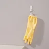 Guantes gruesos y amarillos con cordones.
