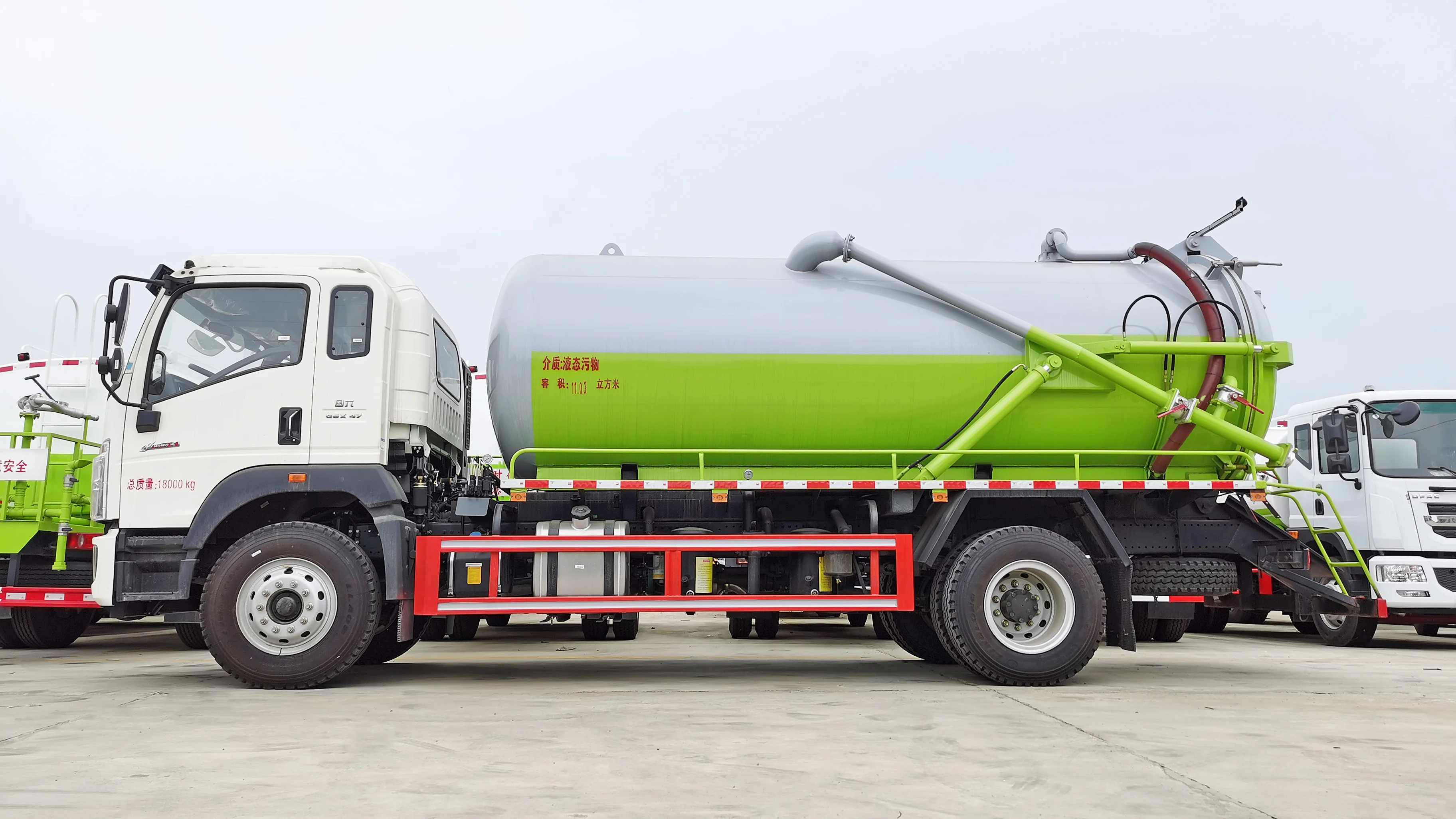 SINOTRUK HOWO 4x2 Chassis Drive 5000L Vacuum Septic Tank Truck Sewage Suction Trucks Low Price on Hot Sales