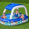 Piscina con sombrilla en forma de barco