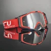 Lunettes argentées à monture noire et rouge