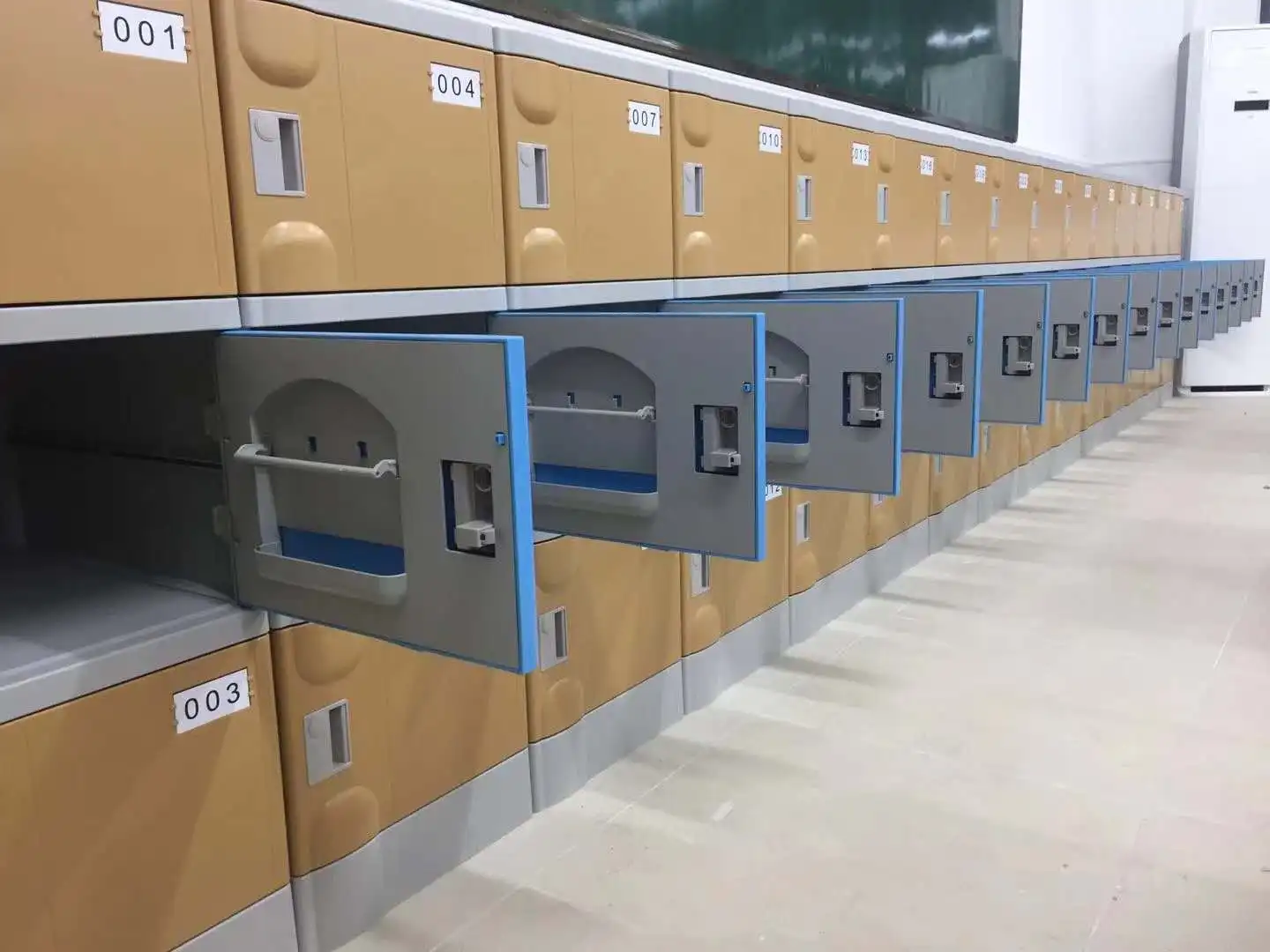 Маленький шкафчик 12 дверей водонепроницаемый для хранения одежды школьный тренажерный