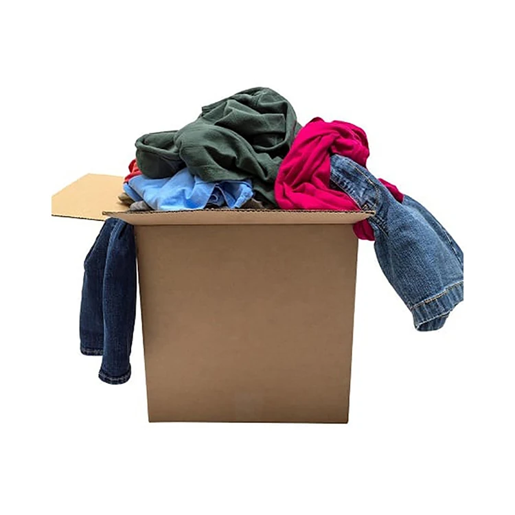 Аккуратно упакованы. Куча одежды. Коробка для одежды. Ящик с вещами одежды. Вещи в коробках.