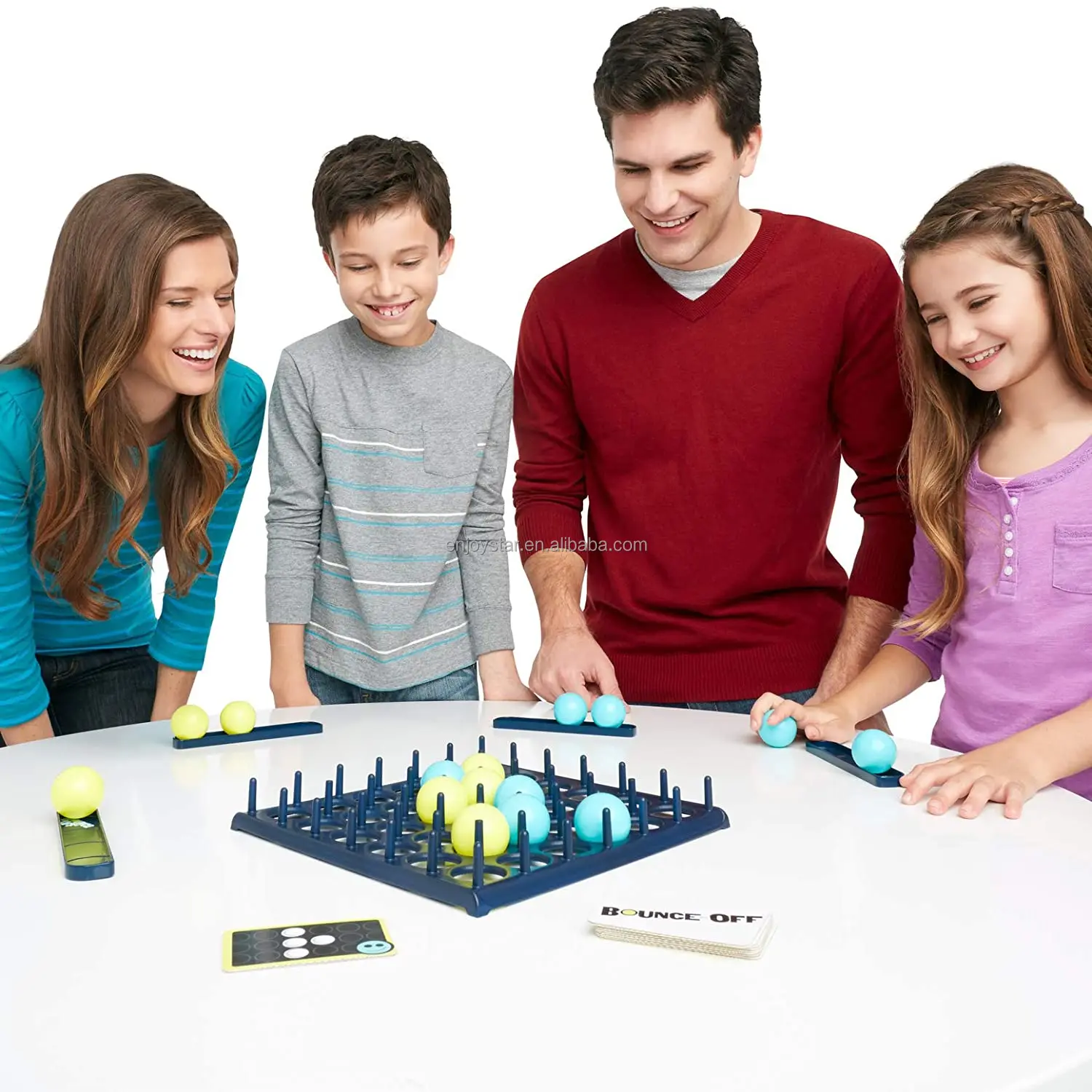 Что можно поиграть вместе. Настольные игры для детей. Люди играющие в настольные игры. Настольные игры для всей семьи. Настольная игра «семейное».
