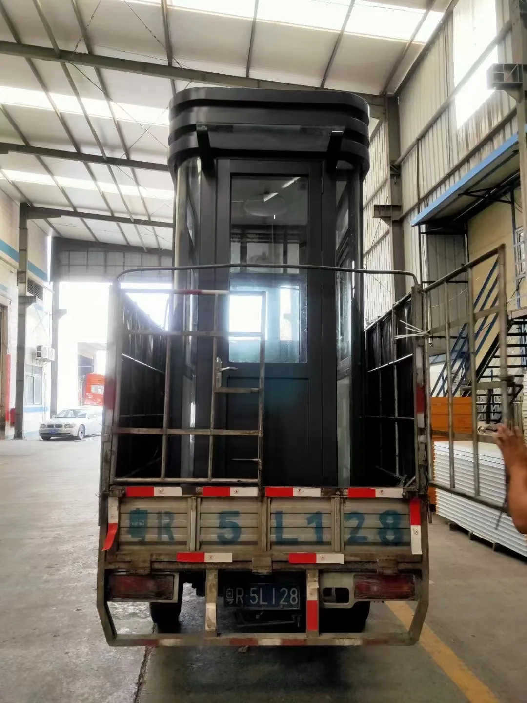 Prefabricated Security Guard House/Booth Kiosk/Store Sandwich Panel House Prefabricated Sentry Box Prefab Station