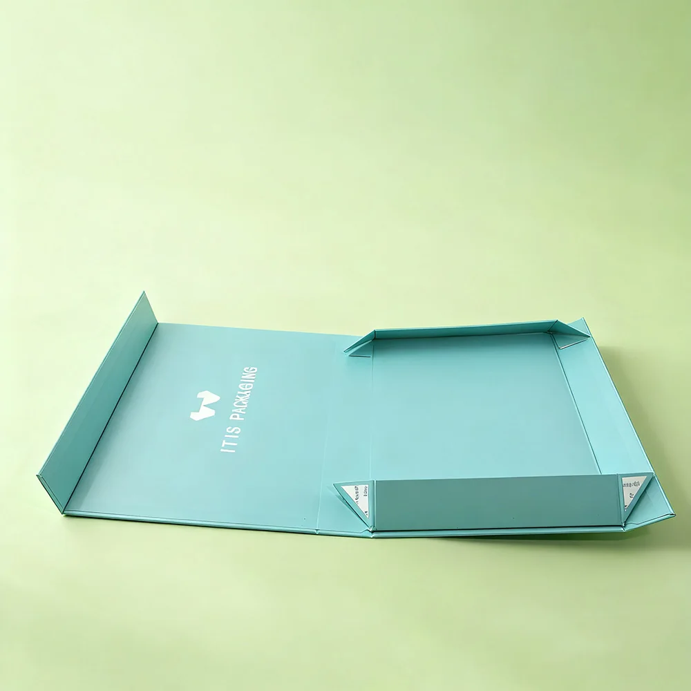 Scatola regalo di lusso per abbigliamento | Imballaggio pieghevole magnetico personalizzato | Cartone riciclato con design in rilievo e protezione in spugna per calzini e capi d'abbigliamento