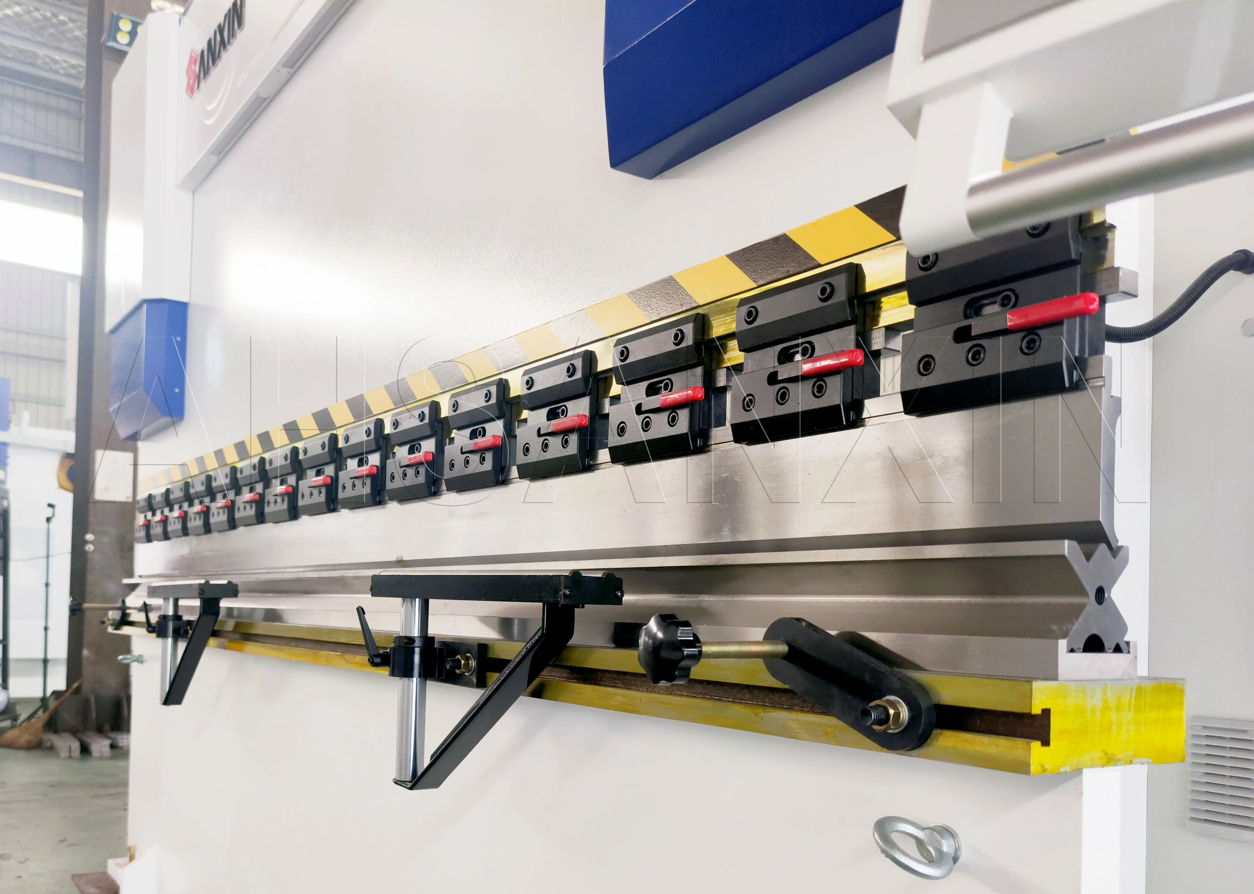 SANXIN Sheet Metal Bending 4000mm Press Brake CNC Machine for Aluminum Stainless Steel Carbon Steel in Construction Industries