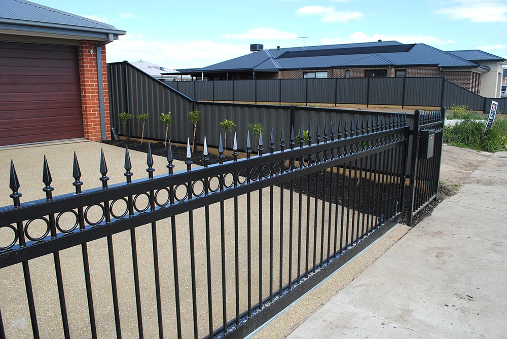 Wholesale 6ftx8ft garden black metal fences anti rust galvanized steel fences and gates for houses factory