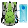 Mochila verde con bolsa de hidratación.