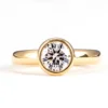 Anillo de Oro Macizo con Diamante