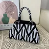 Bolso dumpling blanco y negro.