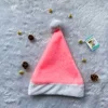 Cappello in peluche con pompon rosa