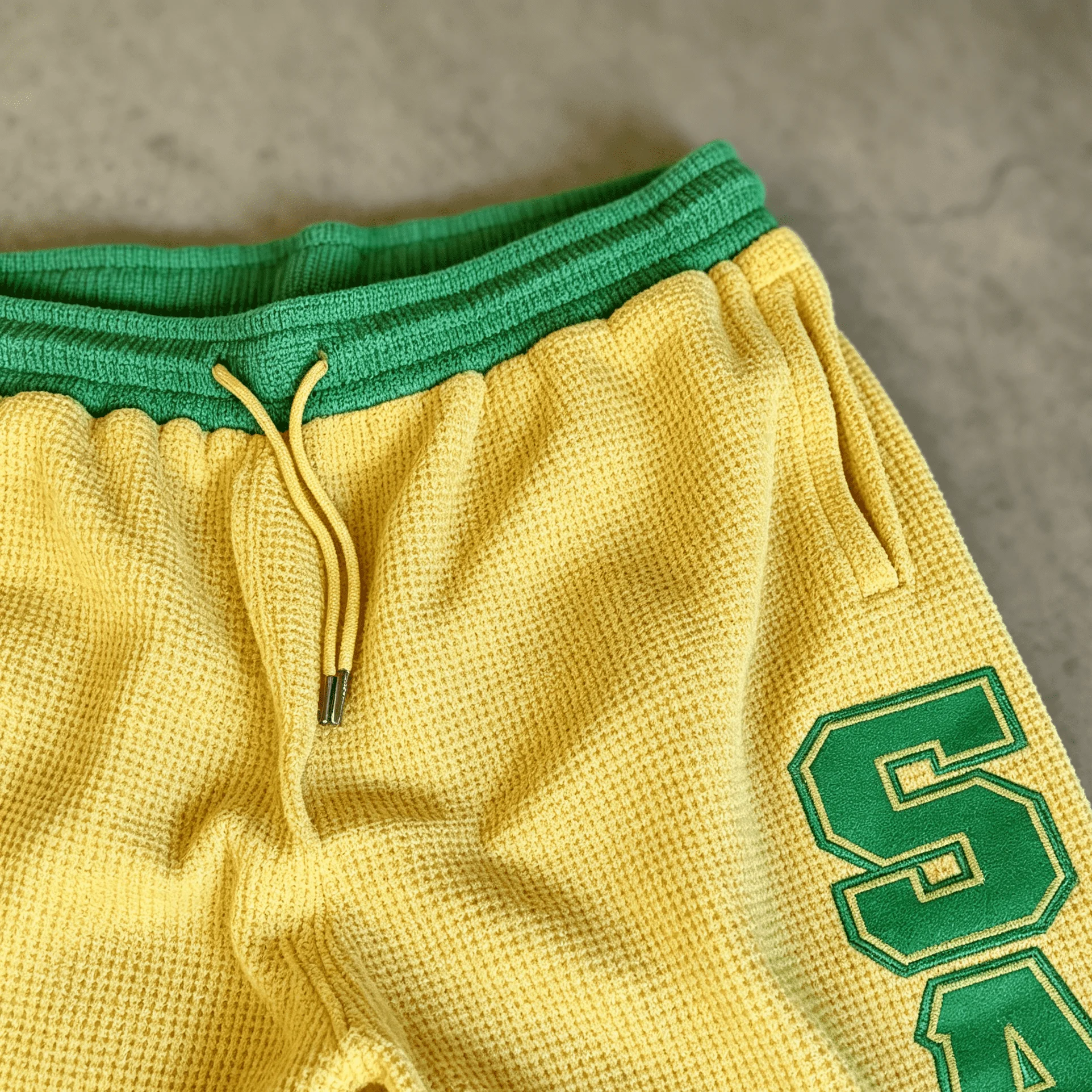 Custom Logo Breathable Knit Shorts Contrast Elastic Waist Vertical Applique Letter Baggy Knee Length Street Shorts for Men gallery 3