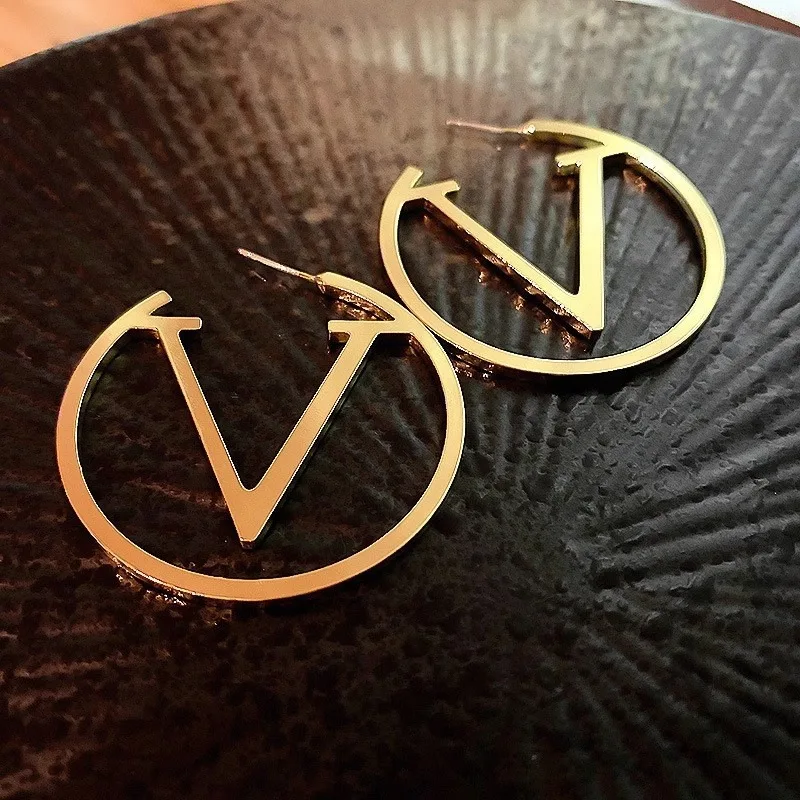 Simple Design Geometric Circle Letter V Large Ear Circle Fashion Light Luxury Stud Earrings Dropshipping Jewelry N2405295