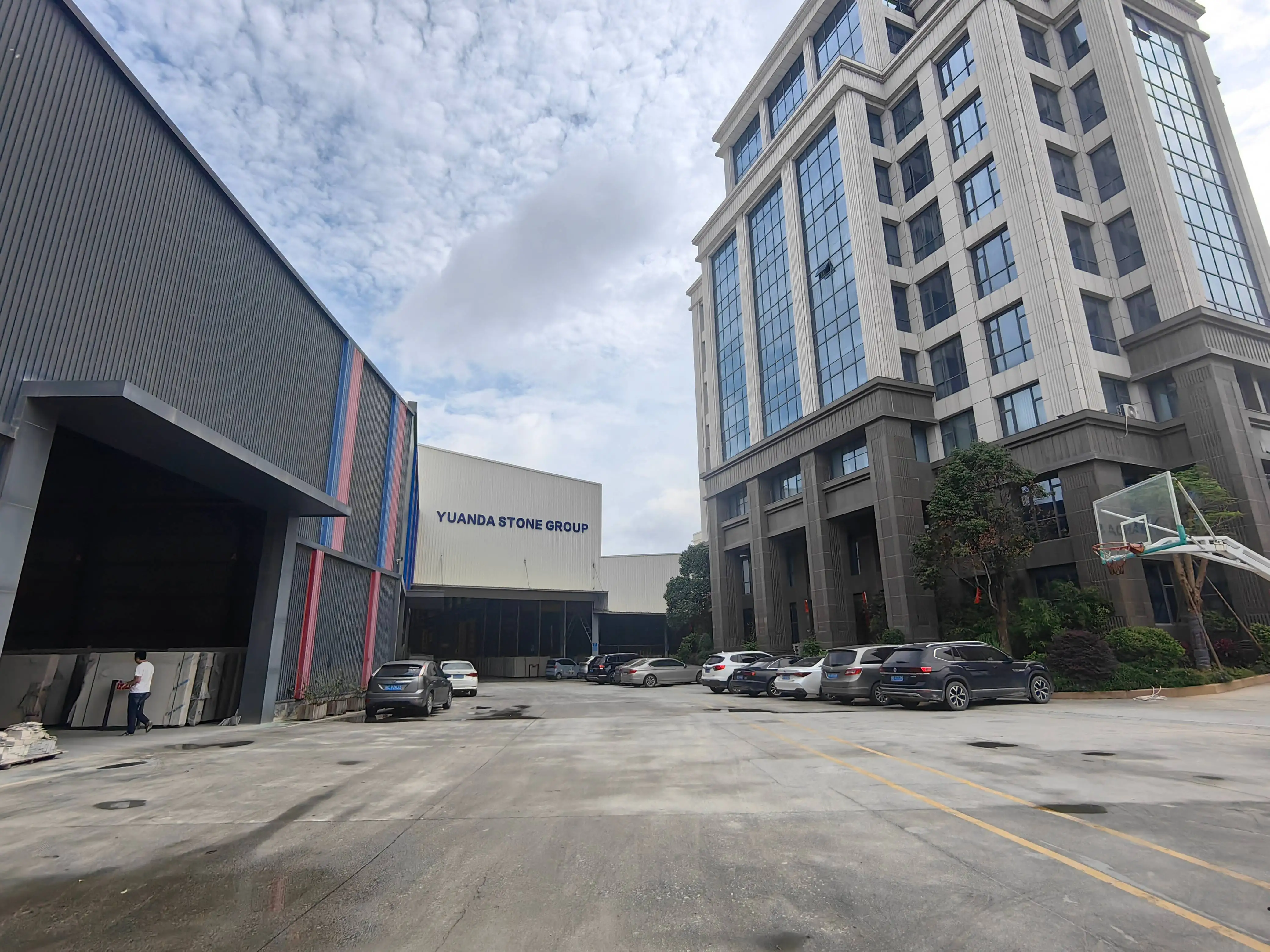 yuanda wholesale 0 silica calacatta white quartz slabs for custom livingroom coffee table island tops and vanity tops-14