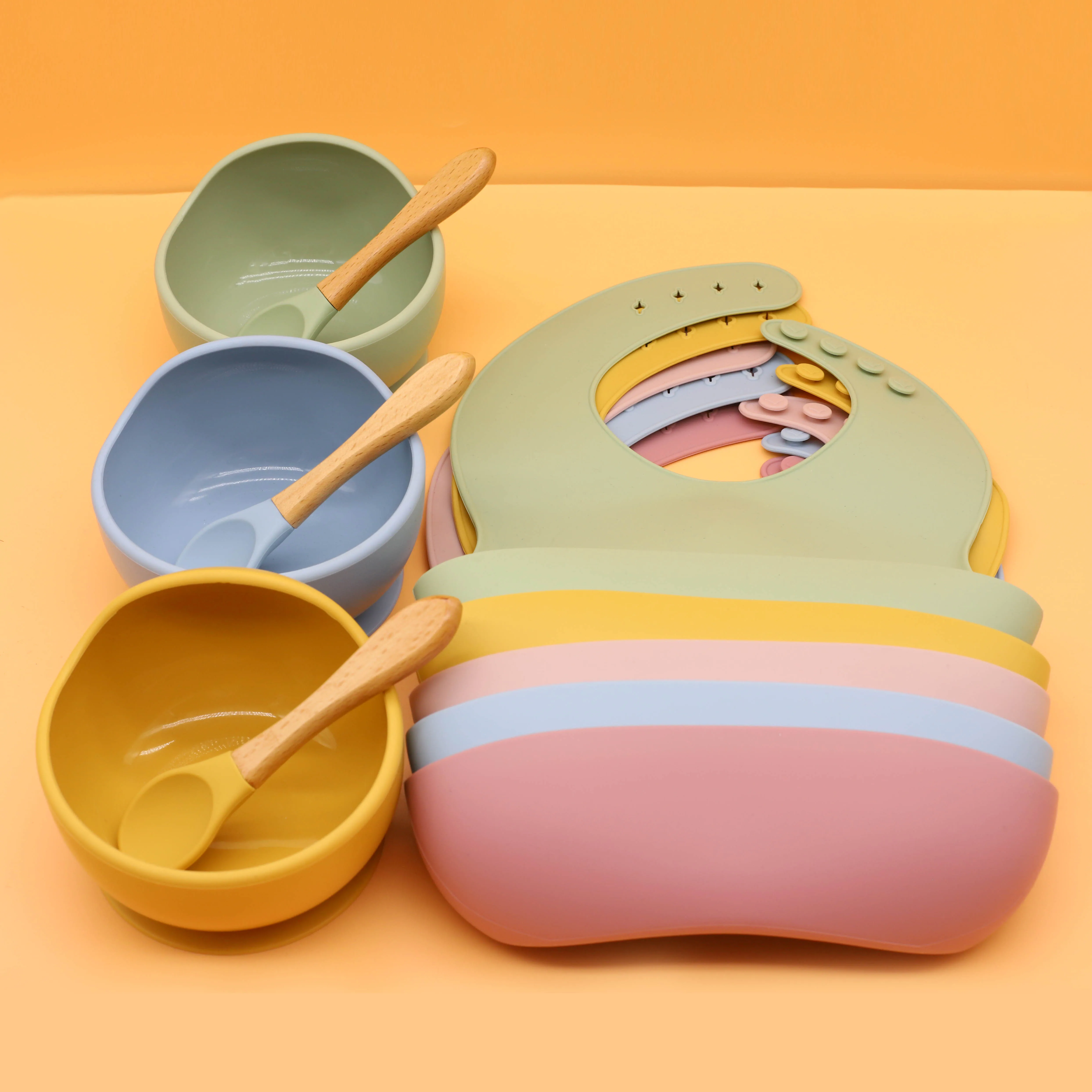 Набор детской посуды для обучения еде силиконовый нагрудник и ложка с защитой от