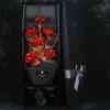 6 fleurs rouges dorées