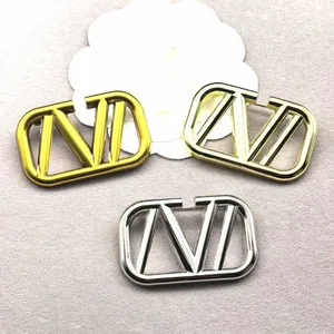 Fashionable Luxury Copper Alloy Designer Brooches with Letter Shape for Unisex Gift Giving