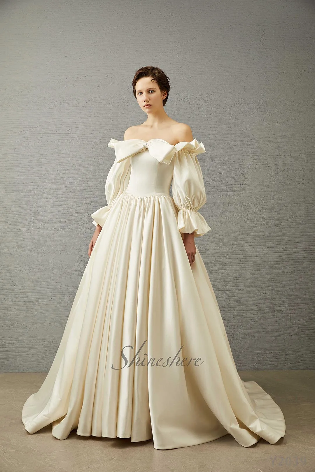 新设计的露肩袖子简约正品婚纱优雅新娘礼服