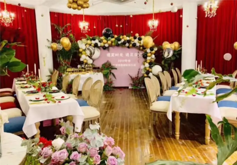 Modern Armrest Dining Chairs for Breakfast bar Coffee Shops Cafeteria Wood Leg Catering Cafe Chairs manufacture