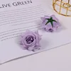 Una flor de color violeta claro
