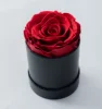 1 rosa in scatola rotonda nera