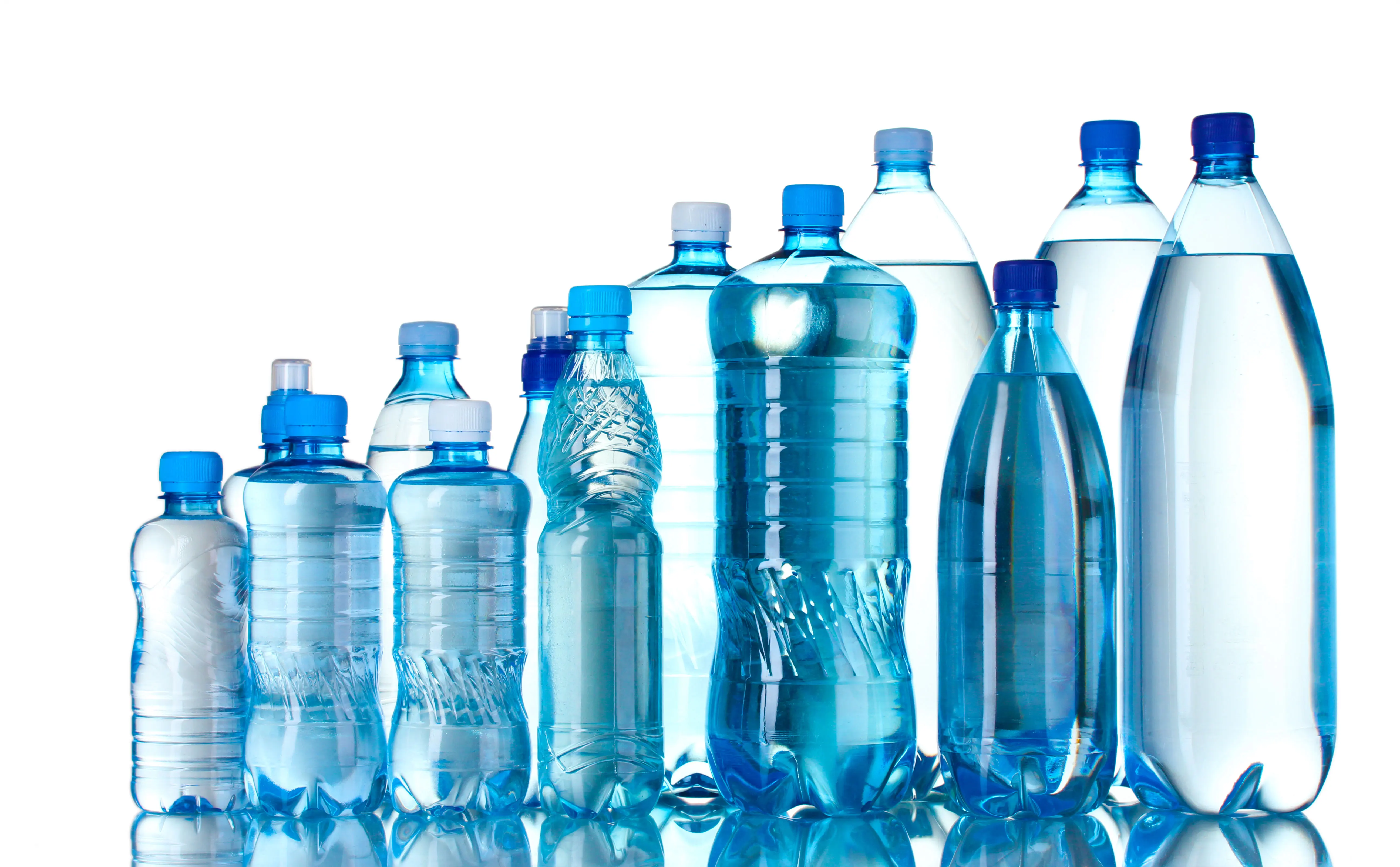 Обработанная питьевая вода. Бутылка для воды. Бутилированная вода. Пластиковая бутылка. Минеральная вода в бутылках.