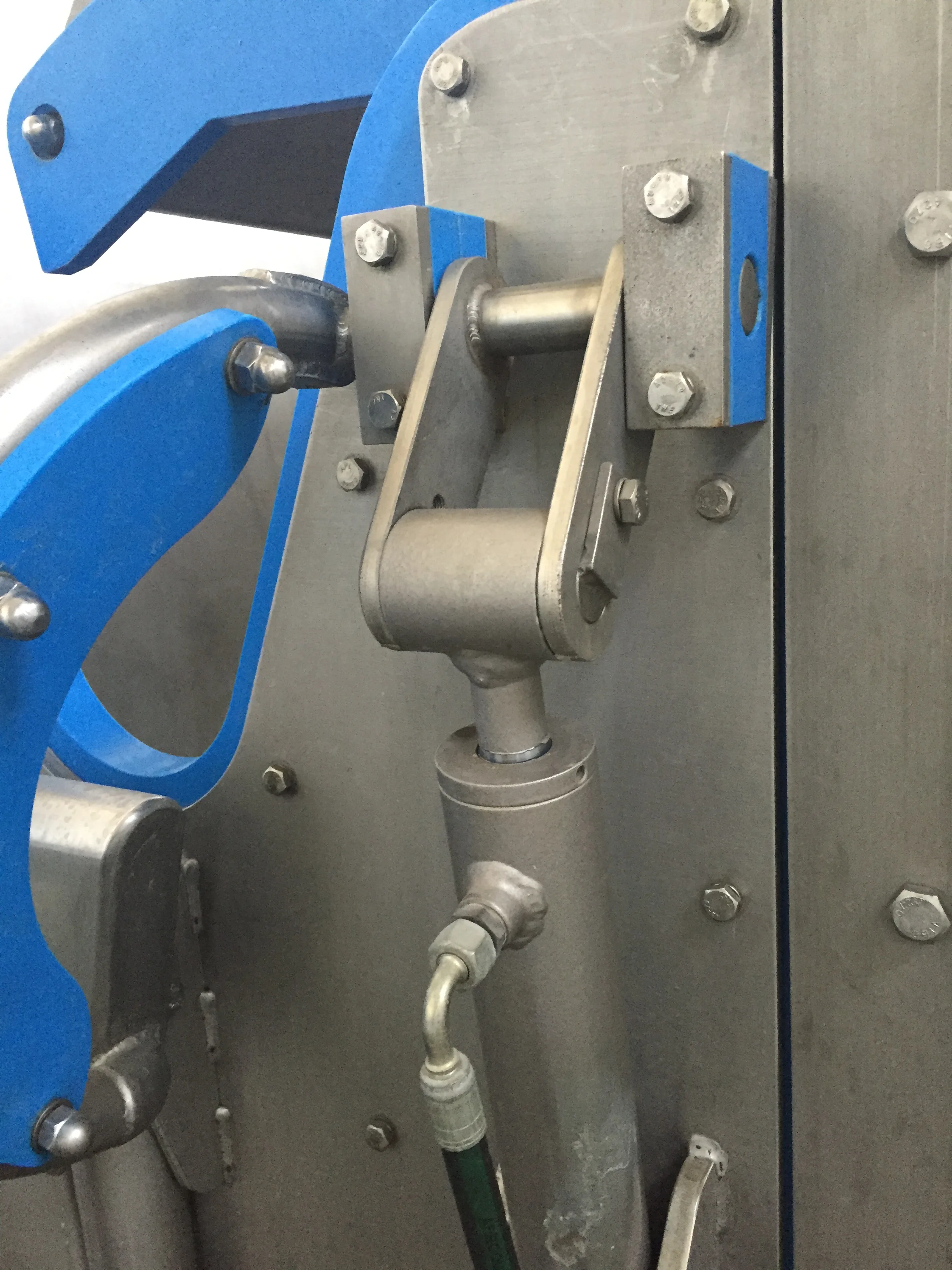 Professional pneumatic halal rotary slaughter box for humane and safe cattle processing