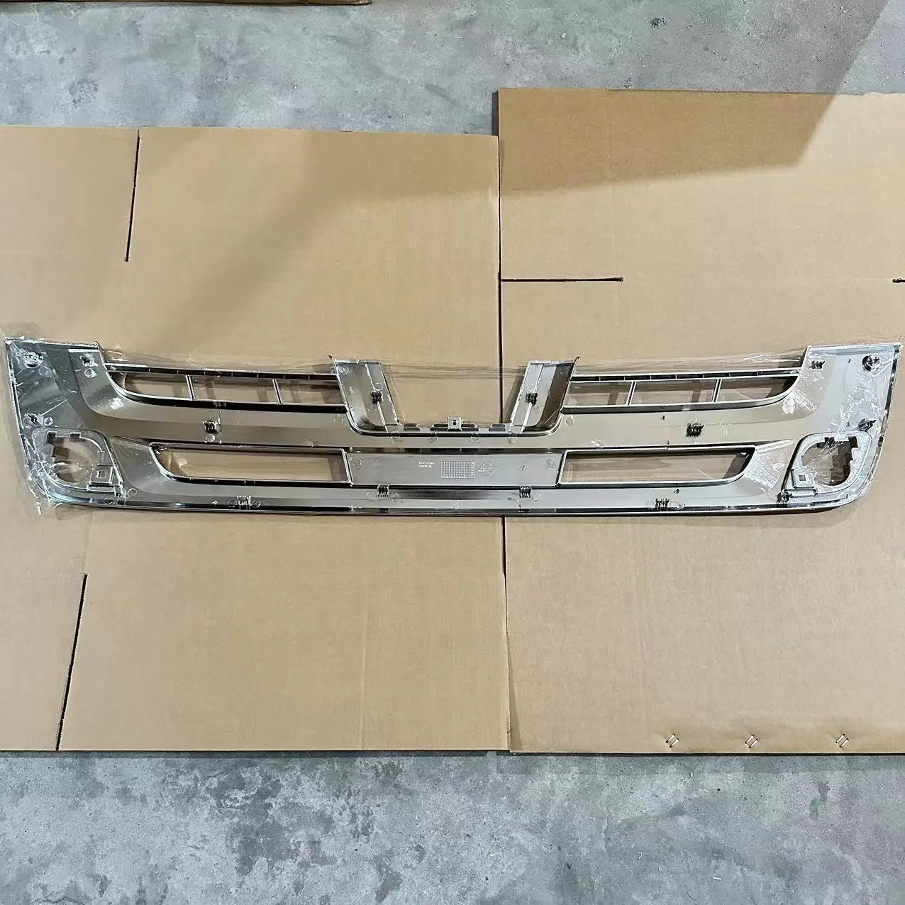 2023 Hot Sale Truck Accessories Chrome Body Parts Bumper Grille for ISUZ New GIGA 2017 2018