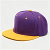 Morado con borde amarillo.