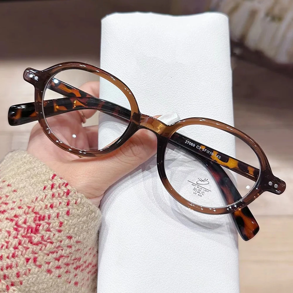 Vintage Ultralight Leopard Oval Glasses Vintage Leopard Oval Eyeglasses: Thick Blond Plastic Frames  main image 4