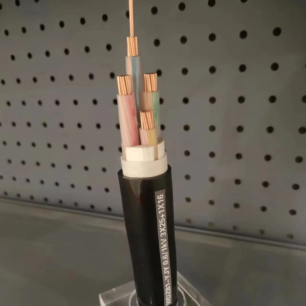 كابل طاقة cobper core 3+1 من البلاستيك المعزول وملحق مع البولي إيثيلين ومهبطات اللهب منخفض الدخان خالي من الهالوجين من xple لأغراض البناء