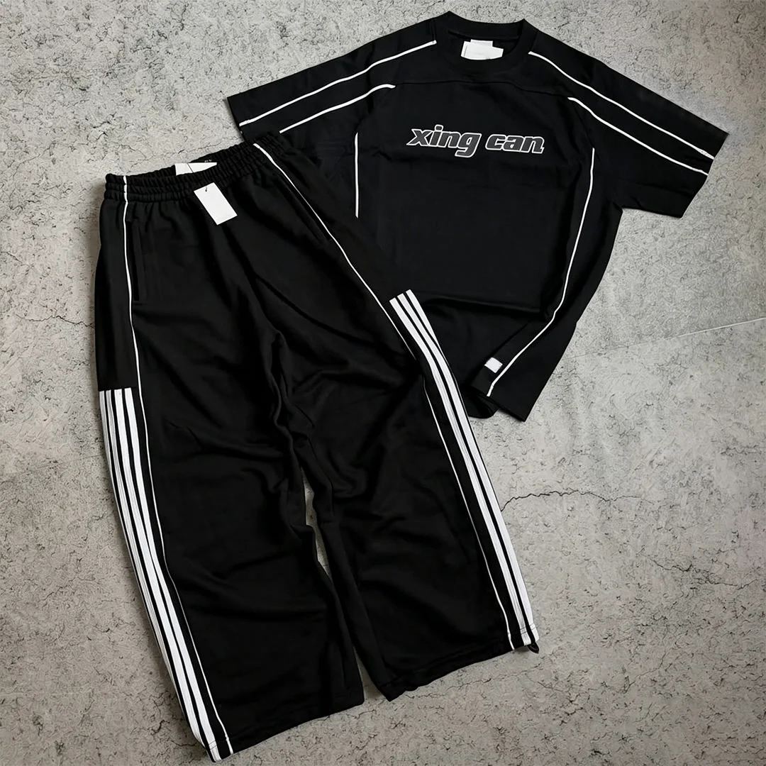 niestandardowy dres męski ze 100% bawełny w stylu streetwear, o przesadzonym krójie: T-shirt z nadrukiem sitodrukowym i luźne spodnie sportowe – zestaw dwuczęściowy