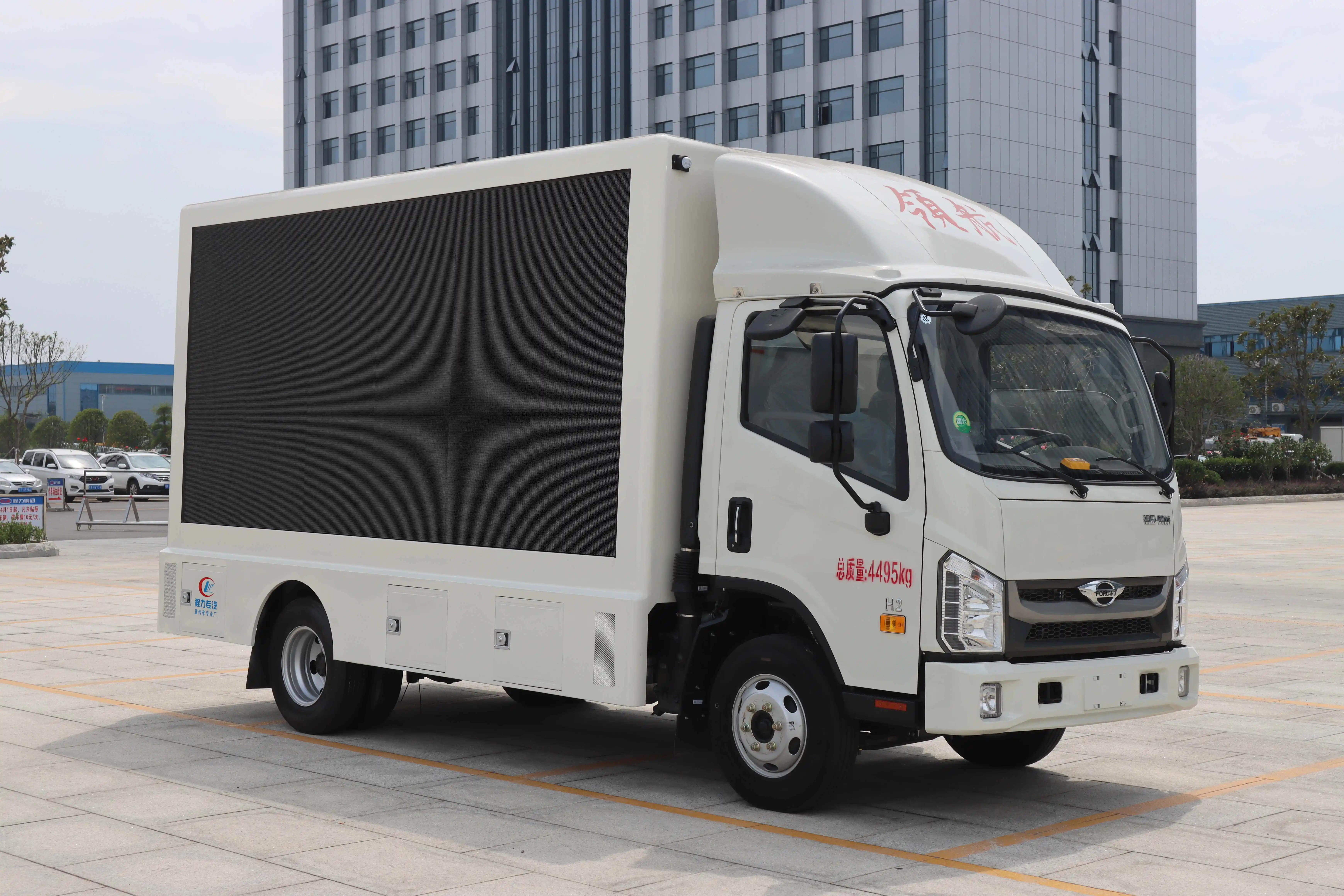 Foton SINOTRUK HOWO 4x2 Mobile Stage Advertising Truck P5 Full Color Led Screen for Live Broadcast