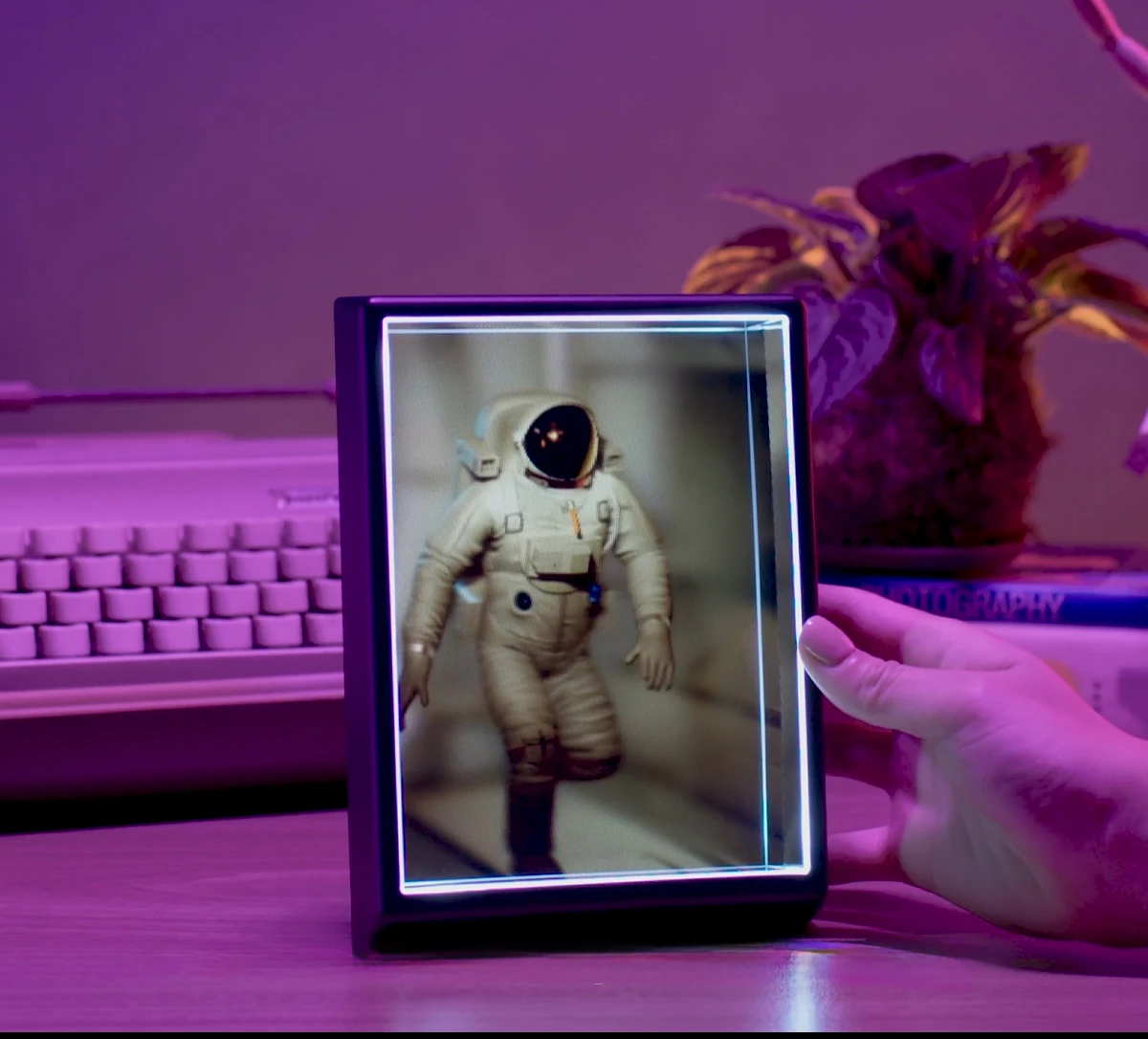 は*9様 Looking Glass Portrait Straight out of Sci-Fi: unboxing the Looking Glass Portrait