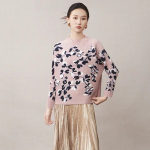 High-quality Women's batwing Sleeve Top Stylish Design Stretchy and Loose Fit Plus Size Printed Top Miyake Pleated T-shirt