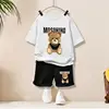 Grande orso dorato#t corta bianca + pantaloncini neri