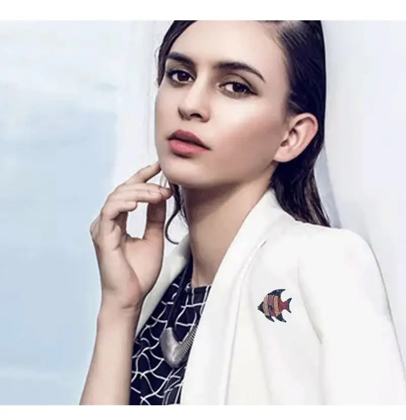 Hot Selling High-End Fashionable Diamond Inlaid Small Fish Brooch Alloy Animal Brooch Pin Scarf Buckle in Stock